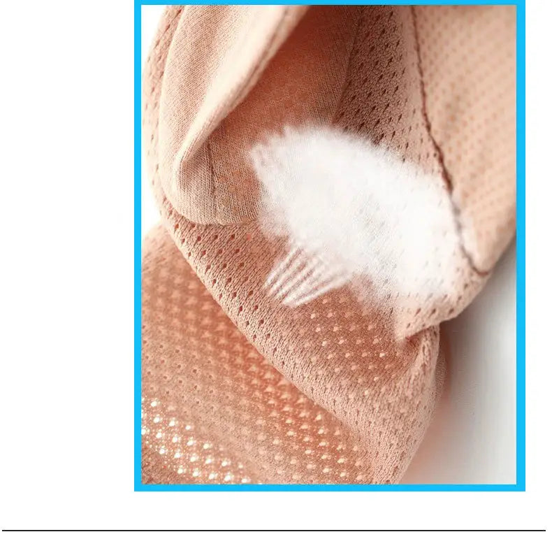 Beige UV-Schutz-Maniküre-Fahrhandschuhe für Damen mit Mesh-Material und einer weichen, weißen, flauschigen Innenfütterung.