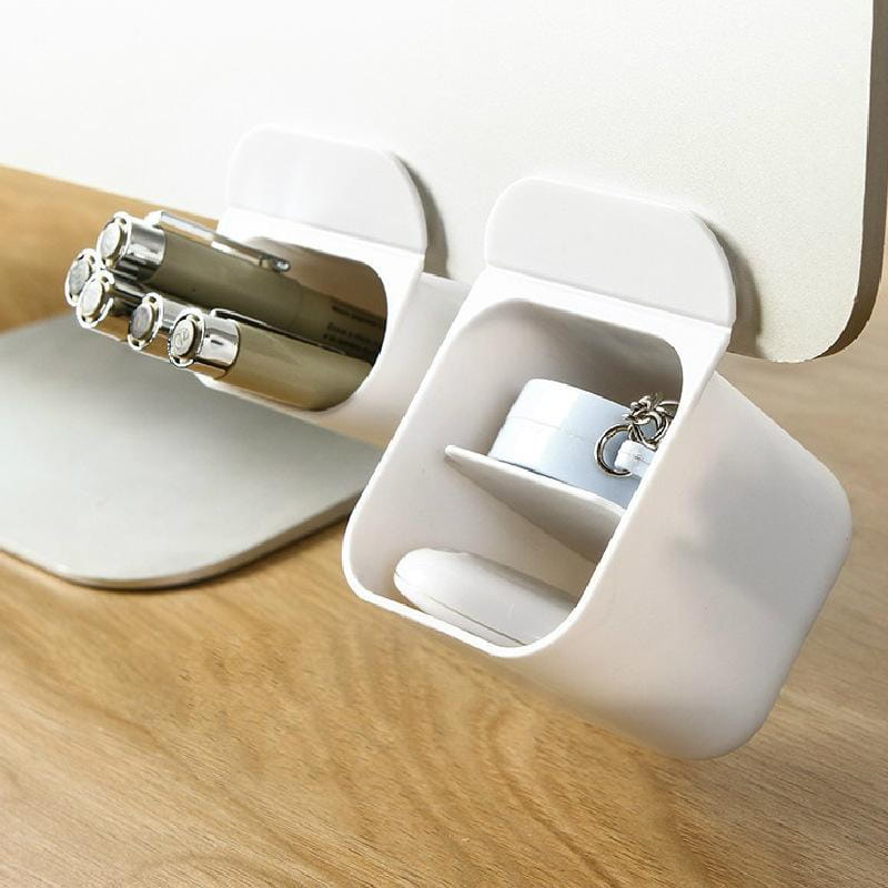 weiße, aus Kunststoff gefertigte, an der Wand montierte Schreibtisch-Organizer-Aufbewahrungsbox mit zwei Fächern zur Aufbewahrung von Stiften und kleinen Gegenständen wie einem Behälter und einem Schlüsselanhänger.