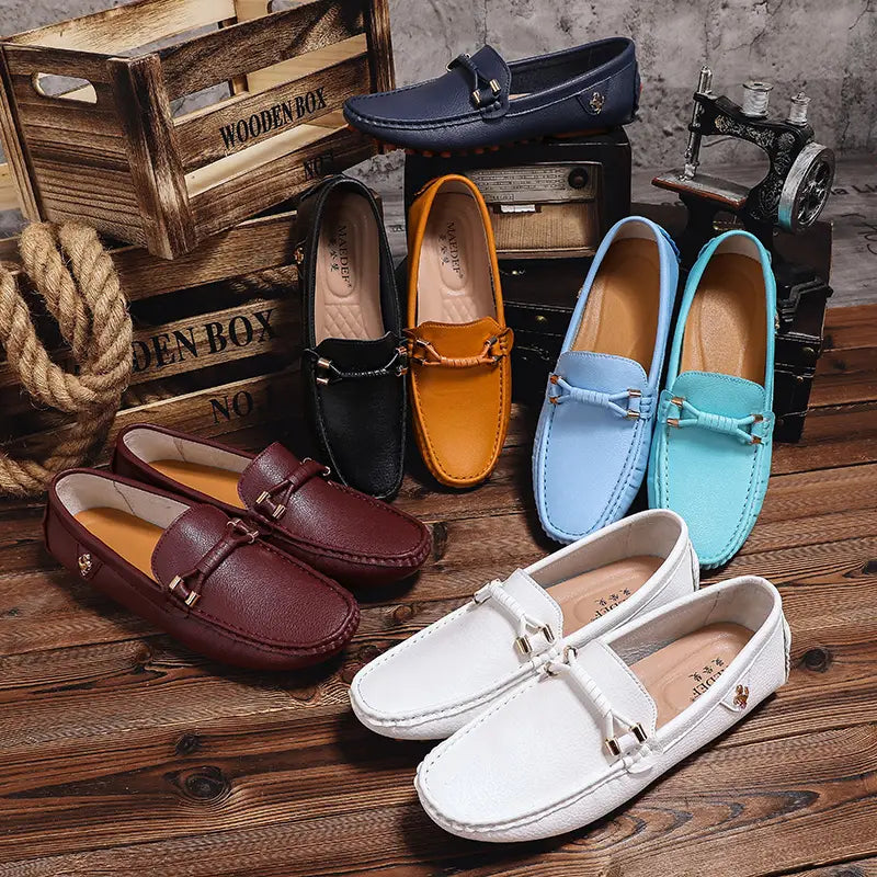 Une collection de chaussures à enfiler habillées en cuir pour hommes se portant sans effort avec des chaussures décontractées dans les couleurs marine, noir, orange, bleu clair, turquoise, bordeaux et blanc.