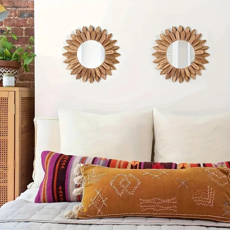Deux miroirs muraux identiques en bois de tournesol avec un cadre de miroir soleil à finition naturelle brun clair, featuring des rayons à l’aspect de pétales, conçus pour la décoration du salon avec du verre de miroir haute définition.