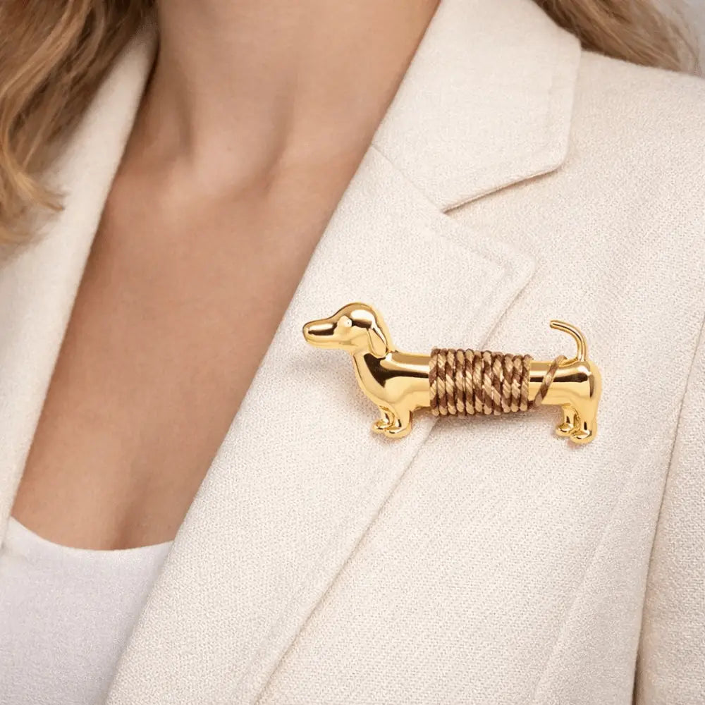 broche en teckel de couleur dorée avec un détail en corde torsadée texturée le long de son corps, à utiliser comme broche à revers animalière.