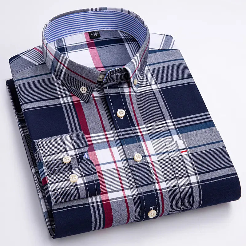Chemise oxford à carreaux en coton, grande taille pour homme, pliée avec soin, en gris marine, blanc et rouge, avec une doublure intérieure de col bleu clair contrastante.