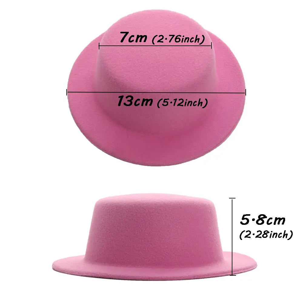 Un chapeau de fedora en feutre rose tendre, à calotte arrondie et bord large, conçu comme accessoire de mode pour poupée en peluche pour des poupées de 60 cm.