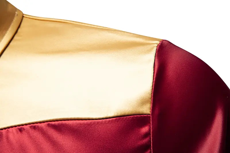 Ein elegantes, satiniert strukturiertes Herrenhemd mit goldfarbenem Besatz aus Satin mit auffälligem Zweifarben-Design, mit goldfarbenen und tiefroten Paneelen.