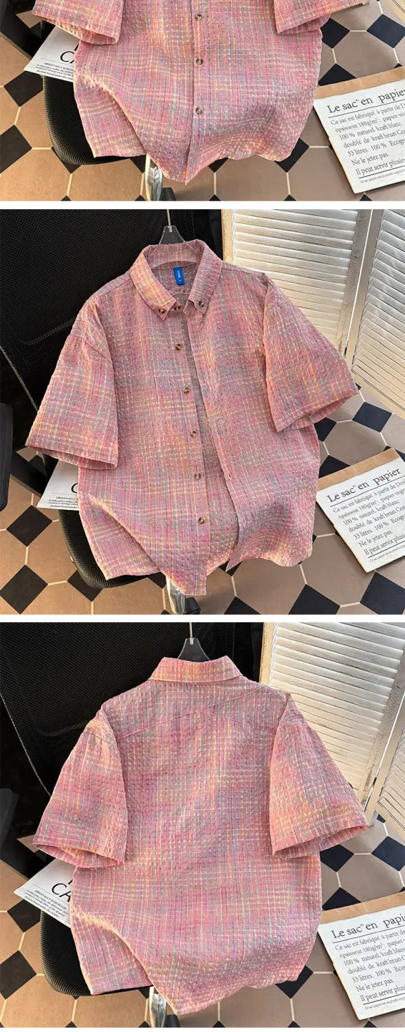 Camisa de verano para hombre retro de manga corta con cuadros estilo plaid en rosa y blanco, con ajuste relajado y diseño abotonado.