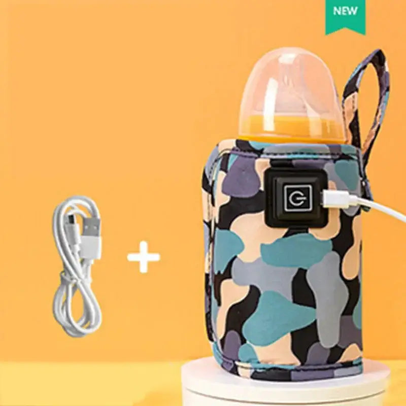 USB-Tragetasche für Babyflaschenwärmer im Camouflage-Muster mit klarem Flascheneinsatz für Babyflaschen und USB-Ladeanschluss.