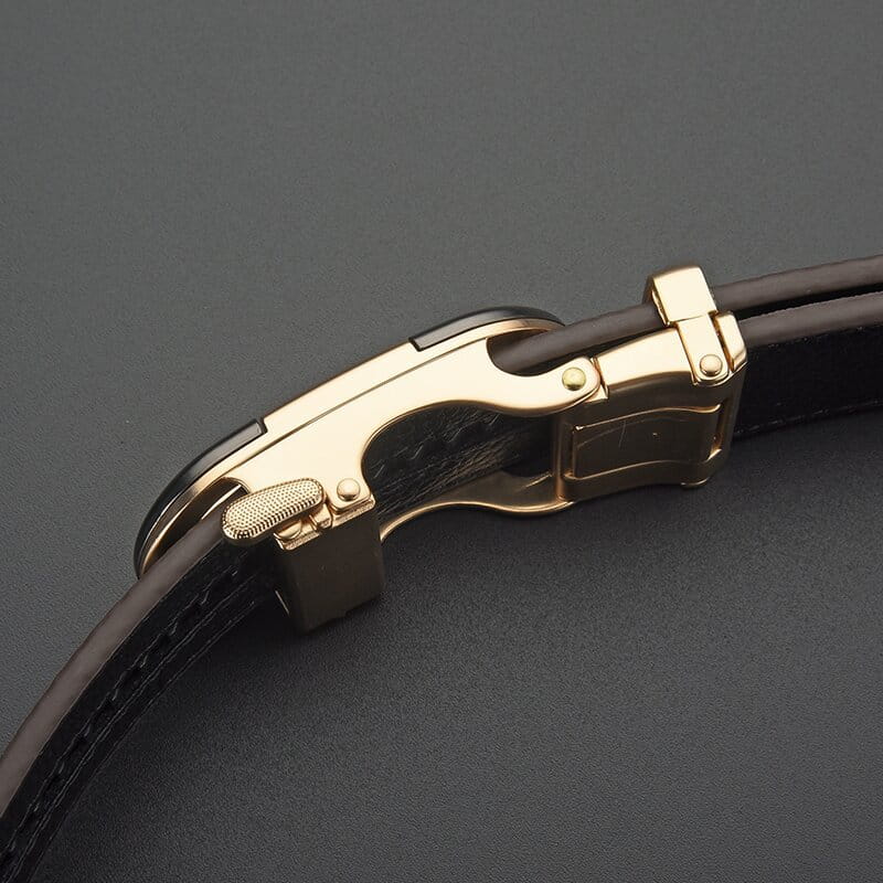 Ceinture en cuir à motif à carreaux pour homme, avec une boucle automatique à ton doré sur cuir noir.