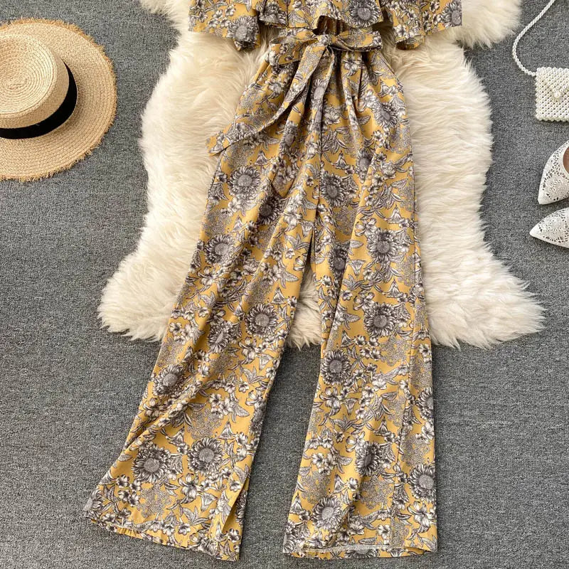 Pantalón de pierna ancha con estampado floral amarillo con cintura atada, combinado con un enterizo floral con escote tipo bardot de tejido ligero para un conjunto de verano con estilo