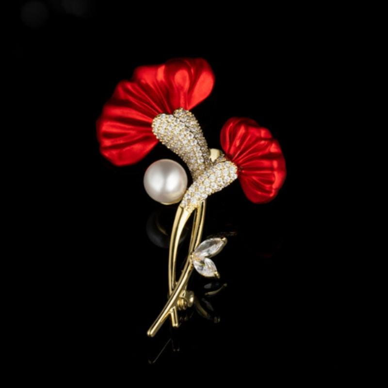 Broche à épingle élégante en perle de cristal en forme de fleur rouge, comprenant une fleur en soie avec une tige à ton doré et un centre serti de diamants, accentué par une perle et une feuille en cristal transparent.