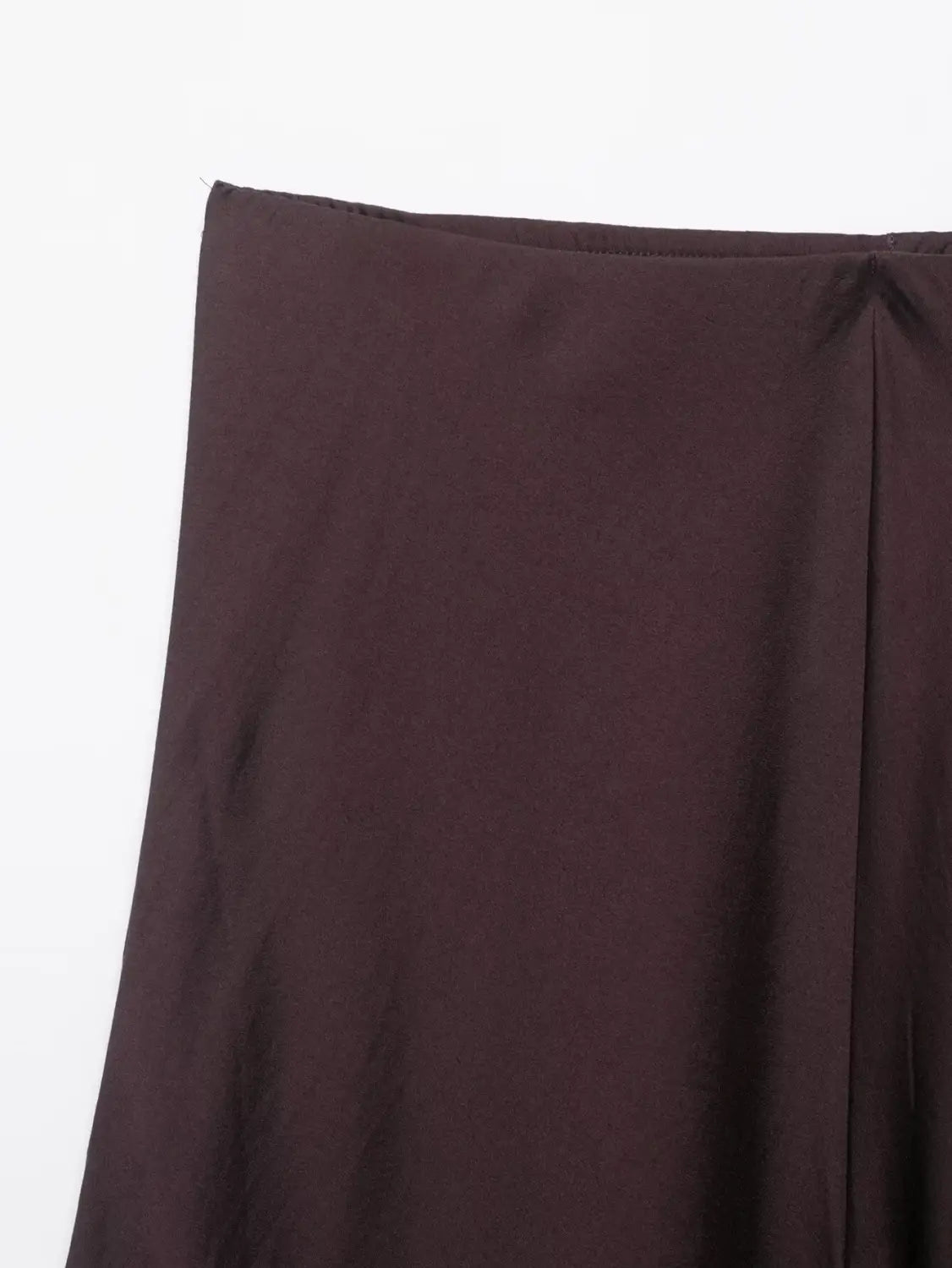 Ein dunkelbrauner Satin-Plisseerock im Midi-Format mit hoher Taille und einer A-Linien-Silhouette aus glattem, leicht schimmerndem Material.