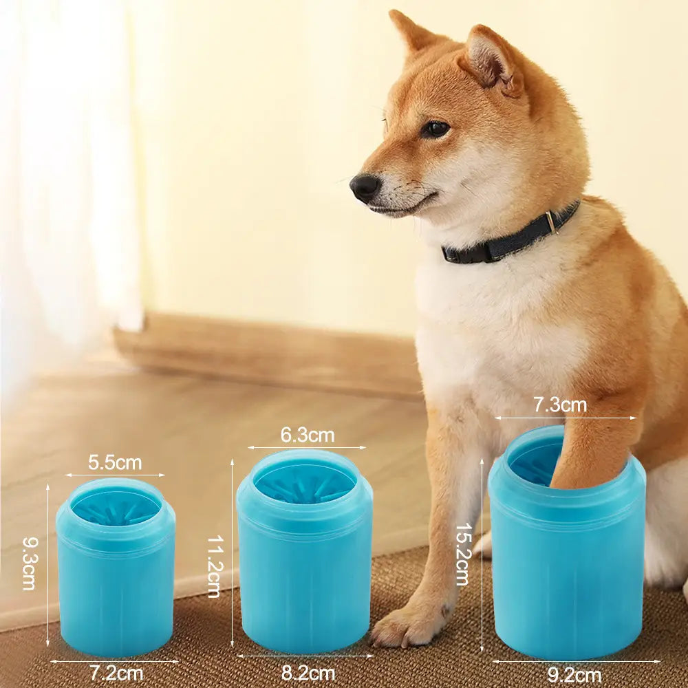 tazas de plástico para limpieza de patas en color azul intenso en tamaño mini, con interiores de silicona texturizada para limpiar eficazmente las patas de los perros en tres tamaños