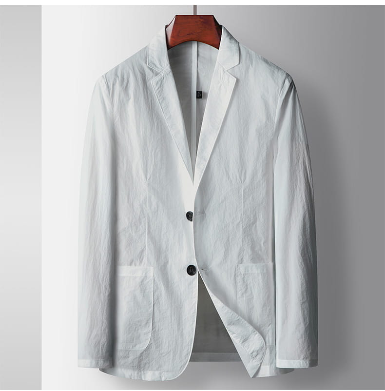 Eine hellgraue leichte Polyester-Blazer-Mantel-Anzugjacke für Herren mit dezentem Strukturrelief und zwei schwarzen Knöpfen, perfekt für den Freizeitgebrauch