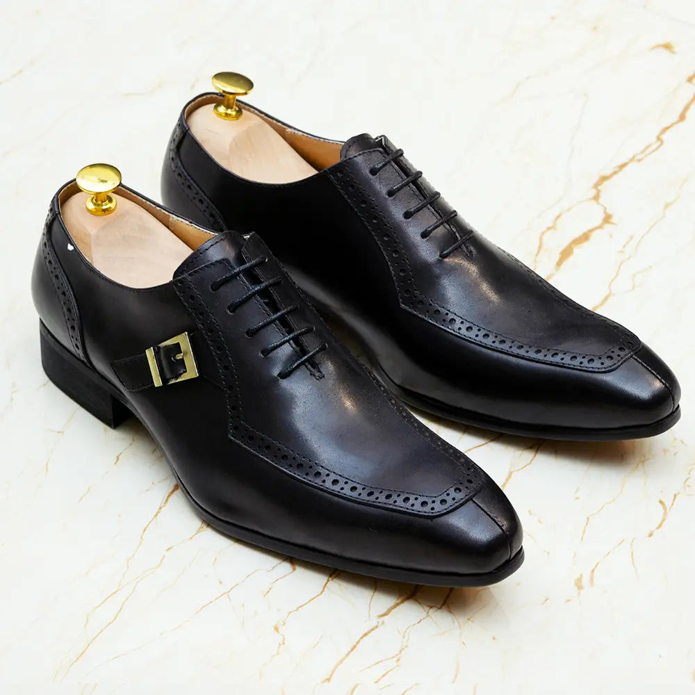 Chaussures de ville à bout brogue type derby Oxford pour homme en cuir véritable noir, avec une boucle ton or et un motif brogue détaillé.