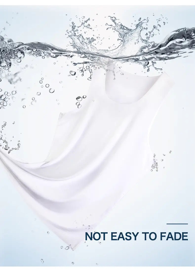 Un débardeur de sport pour hommes en soie de glace, sans coutures, blanc fluide, drapé avec élégance et partiellement immergé dans l’eau, entouré de bulles
