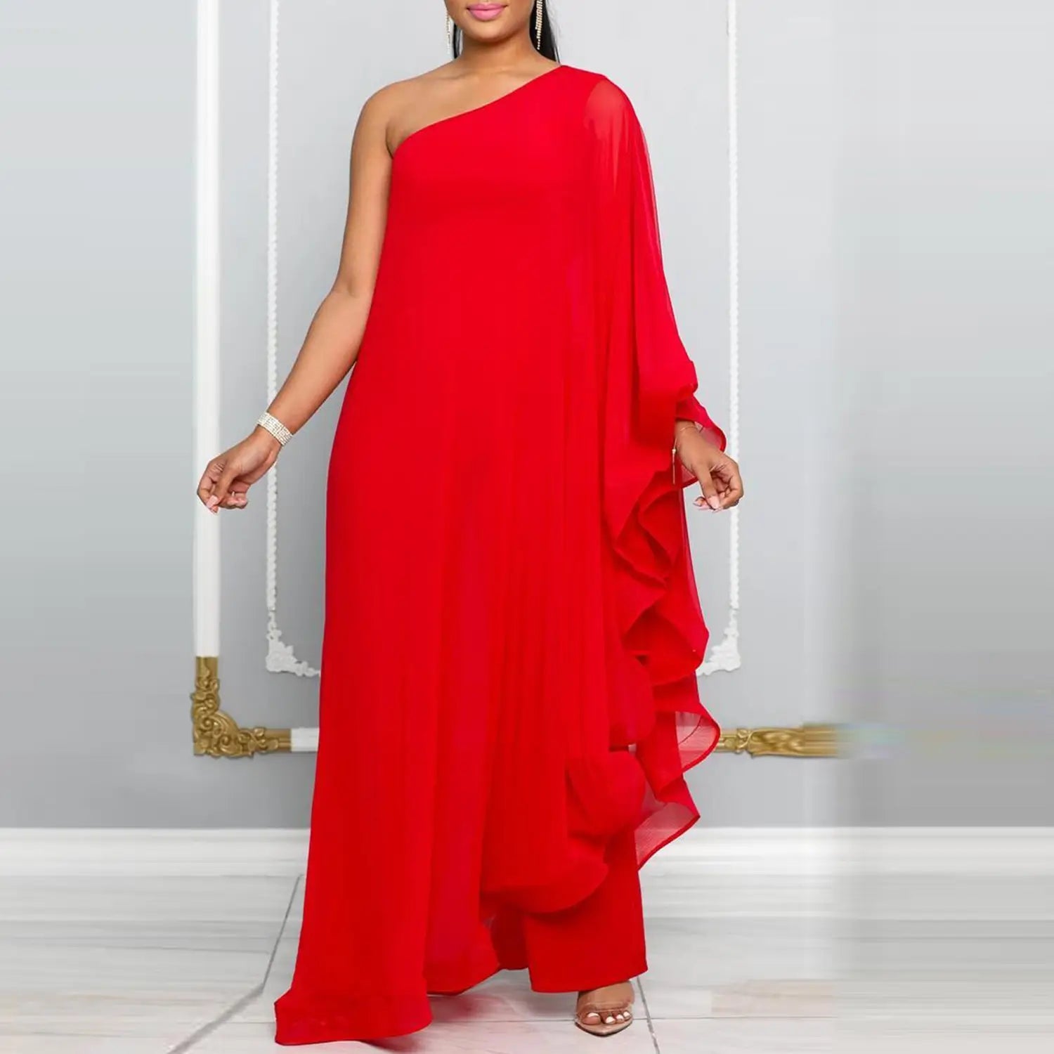 Ein leuchtend rotes Maxikleid mit einer Schulter, fließendem transparentem Rüschen-Überwurf und weiten Ärmeln, als elegante Alternative zum Romper mit einseitiger Schulter und Chiffon-Rüschen.