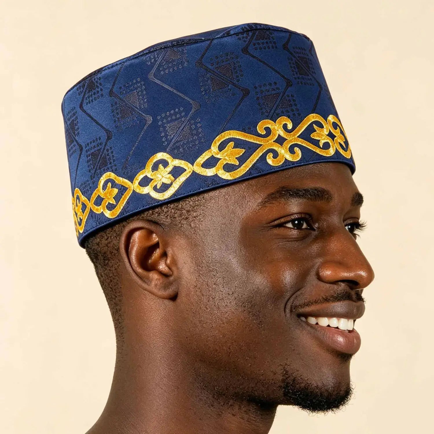 Blaue muslimische Gebetsmütze mit gold besticktem Zierbesatz und aufwendiger Detailausarbeitung.