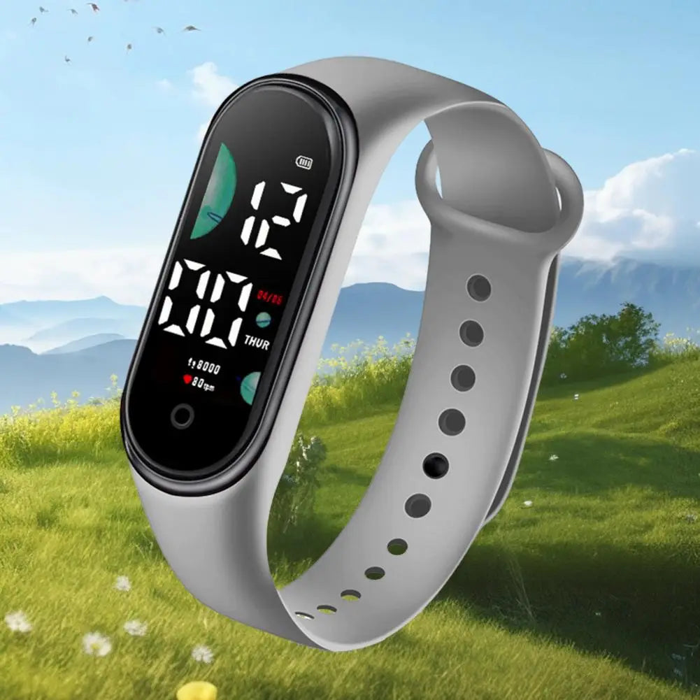 Reloj electrónico de silicona gris con pantalla de letra grande y pantalla digital negra que muestra la hora, la fecha y métricas de condición física, diseñado como reloj deportivo digital impermeable