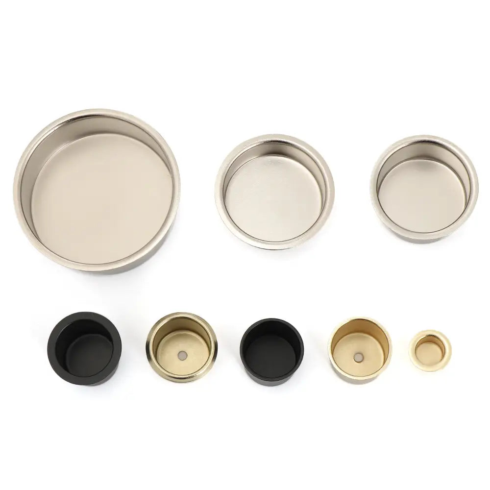 Lot de six poignées de tiroir rondes en métal en finitions argent, noir et laiton pour des créations DIY et des supports.