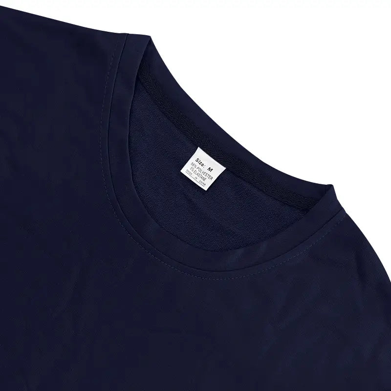 Conjunto veraniego de dos piezas para hombre en algodón azul marino, camiseta casual y pantalones cortos, con textura suave y uniforme y escote de tripulación con costuras ordenadas.