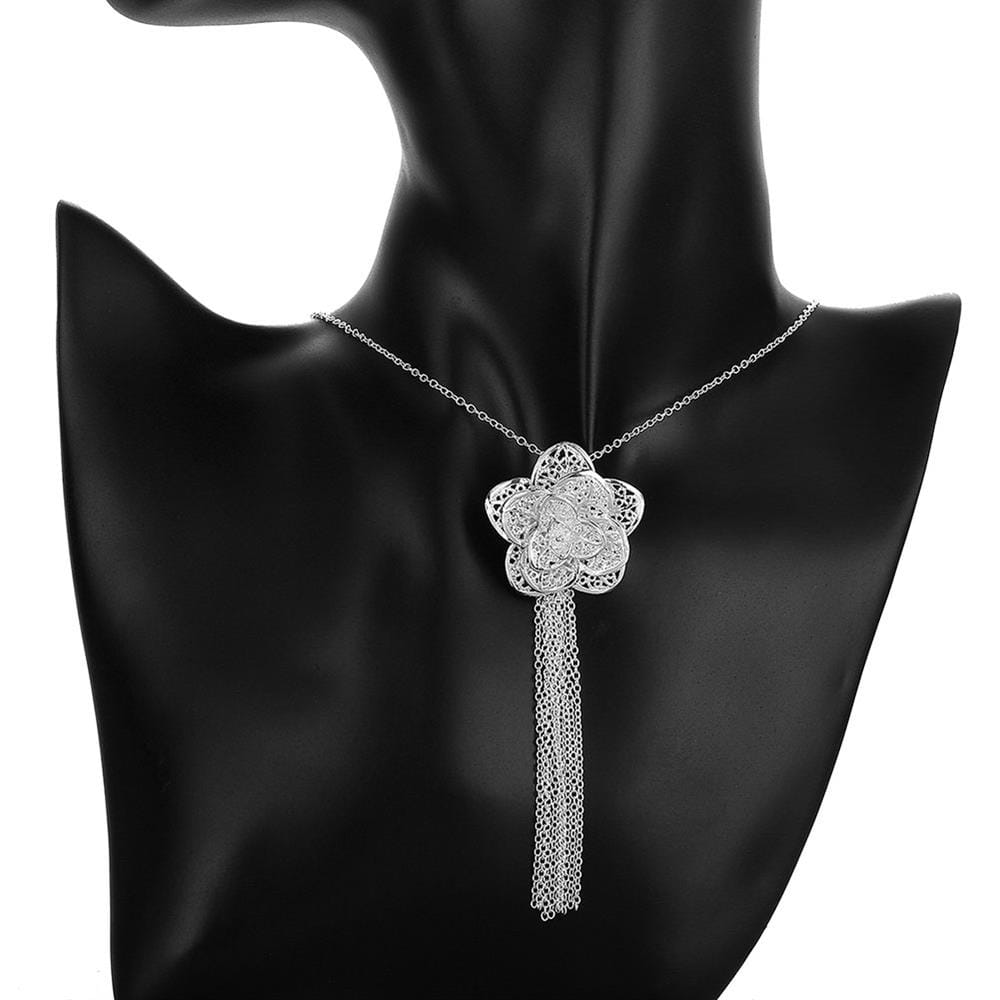 Parure de bijoux floraux en argent sterling comprenant un collier pendentif en forme de fleur en filigrane d’argent, avec une chaîne délicate et un gland pendentif.