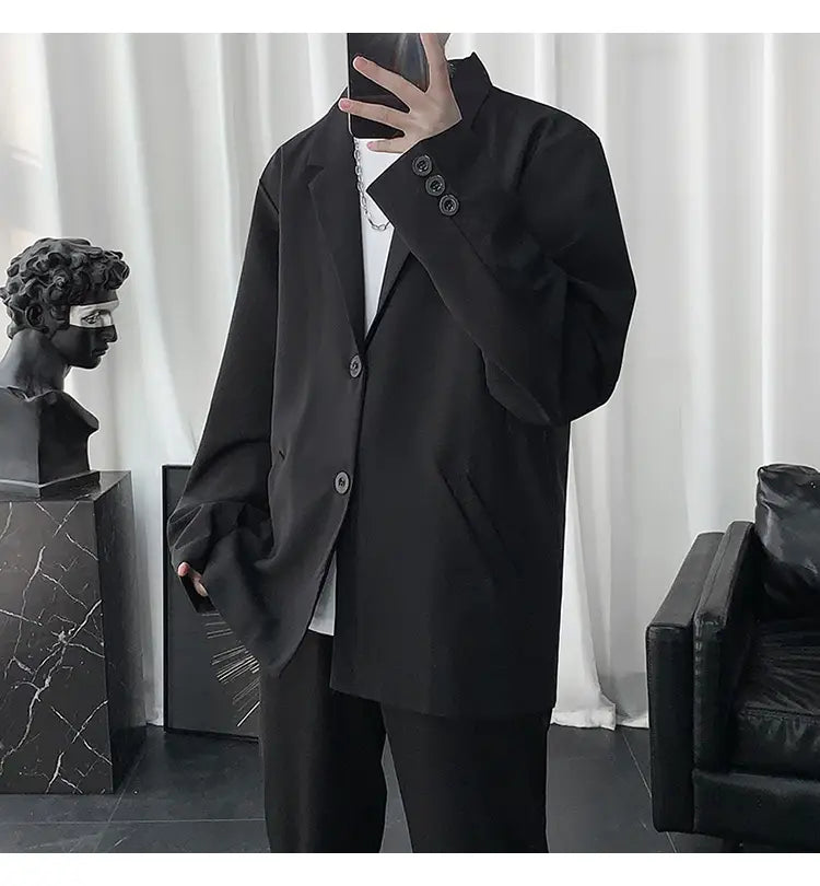 Schwarze übergroße Blazerjacke für Herren mit drei dunklen Knöpfen und legerer Passform für den Freizeitgebrauch.