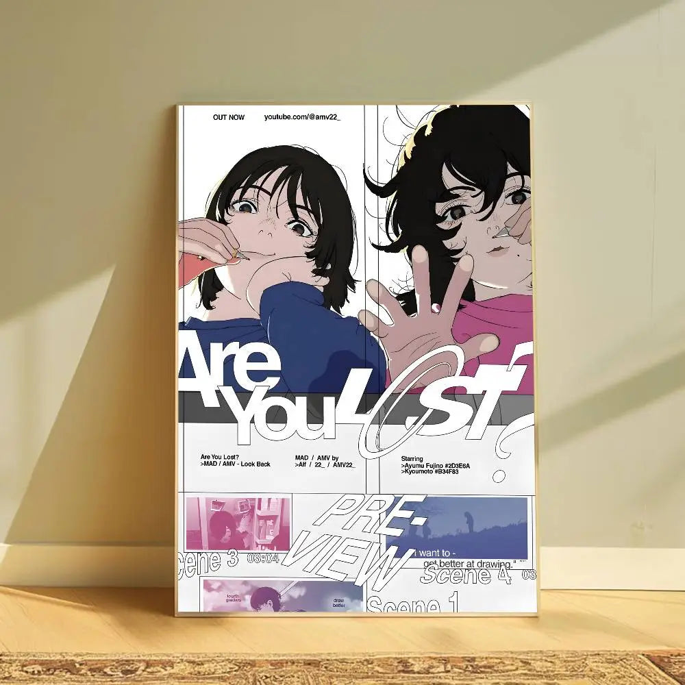 Impresión de lona orientada verticalmente con personajes estilo anime gráfico moderno, con cabello negro intenso y ojos expresivos sobre un fondo blanco, con texto estilizado en gris, rosa y azul, diseñada para arte mural de sala de estar.