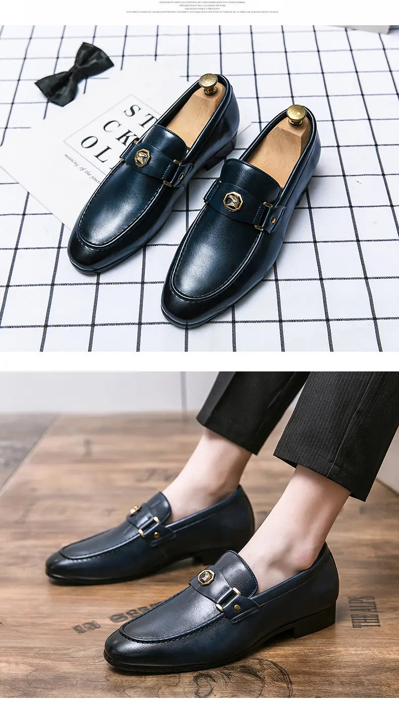 Schwarze Lederslipper zum Hineinschlüpfen für Herren im eleganten Stil mit goldfarbenen Schnallenakzenten.