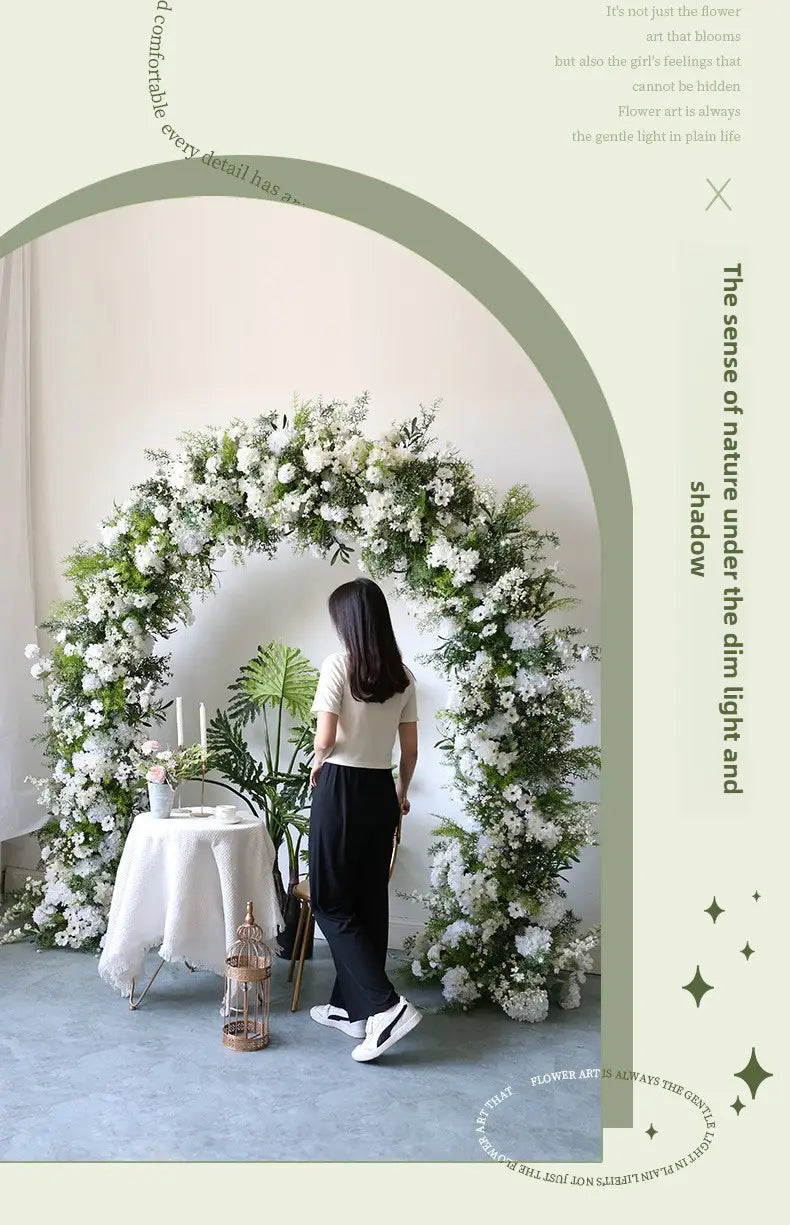 Un exuberante arco floral para boda blanco y verde con soporte adornado con rosas blancas artificiales y delicadas flores