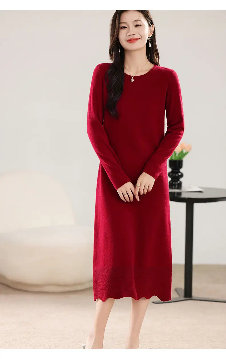 Ein kräftig rotes Wollstrickkleid mit langen Ärmeln in Midi-Länge und zarten Spitzen-Details am gesäumten Volantabschluss.