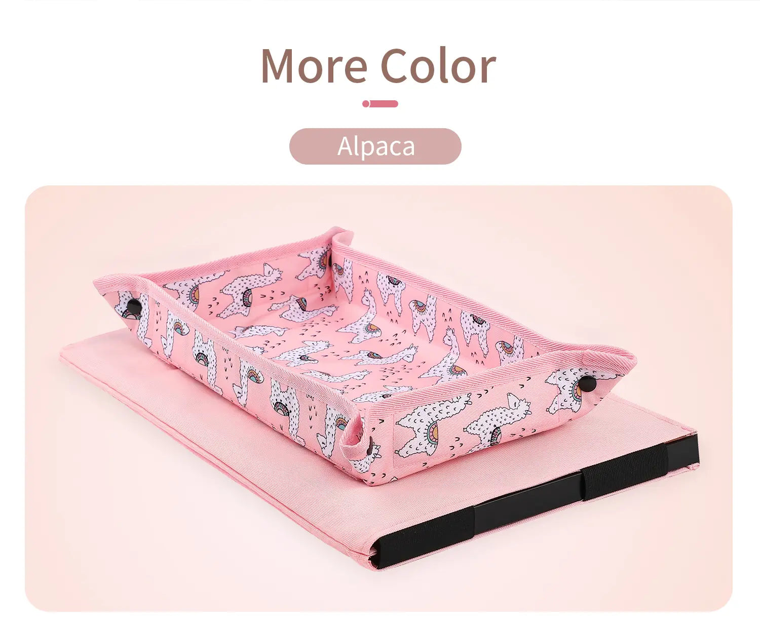 Kinder-Flugzeug-Ablagetablett-Alpaka-Lap-Desk mit einem pinkfarbenen Alpaka-Themen-Tablettbezug mit weicher, strukturierter Oberfläche und schwarzem Rand.