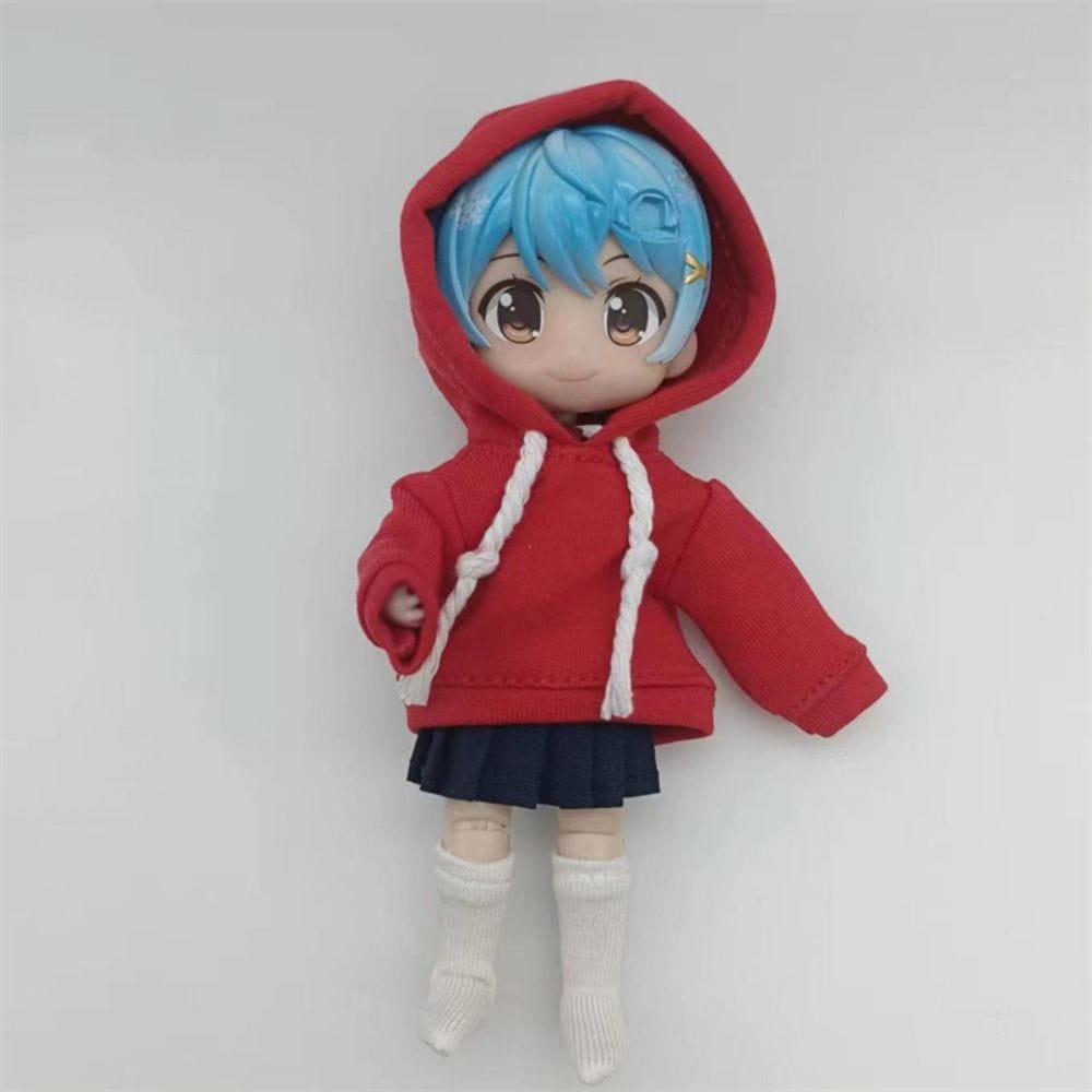 左側のフードに、アニメ風ドールが着用する小さな金色の星をあしらった、白いドローストリング付きの赤いフード付きスウェットシャツを特徴とするOb11ドールのプリーツスカートのミニスクール衣装。