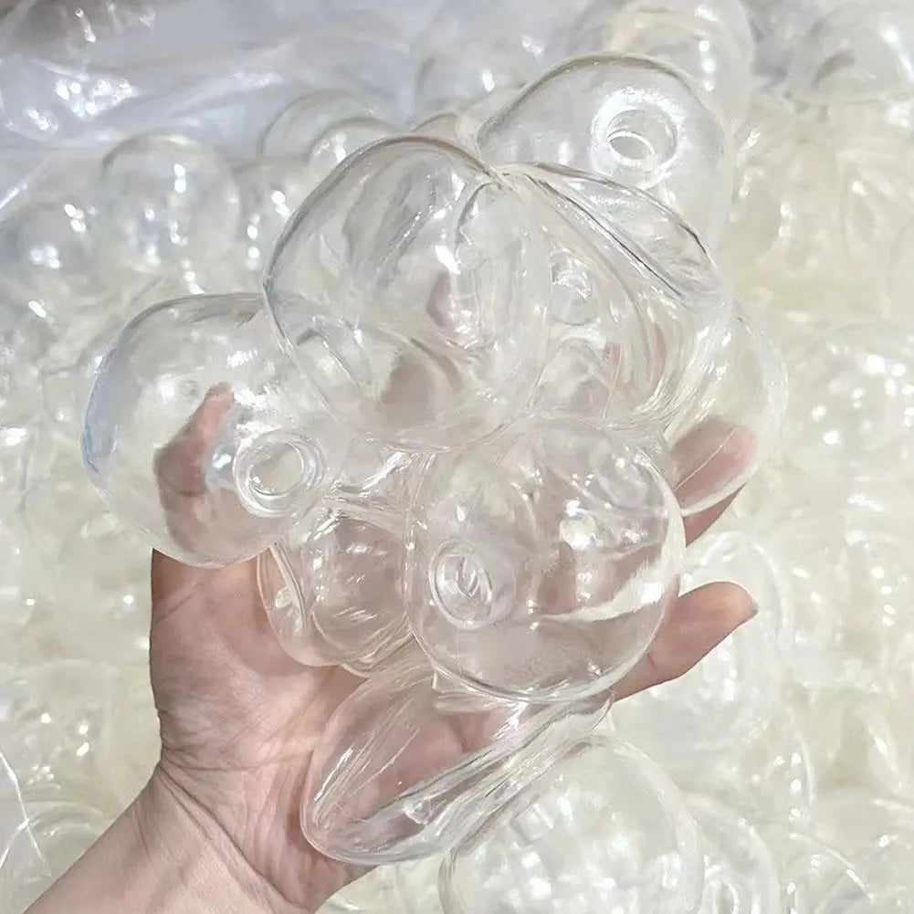 Des bouchons de bouteille en plastique transparent en forme d’ours, fabriqués dans une matière résistante, pour un jouet antistress sensoriel fait main en forme de balle molle.