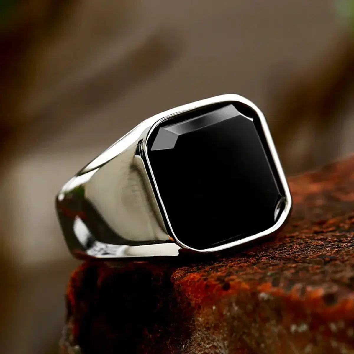 Silberner schwarzer Onyx-Signetring für Damen und Herren, mit einem quadratisch geschliffenen schwarzen Onyx-Stein, der in einem silbernen Band sitzt.