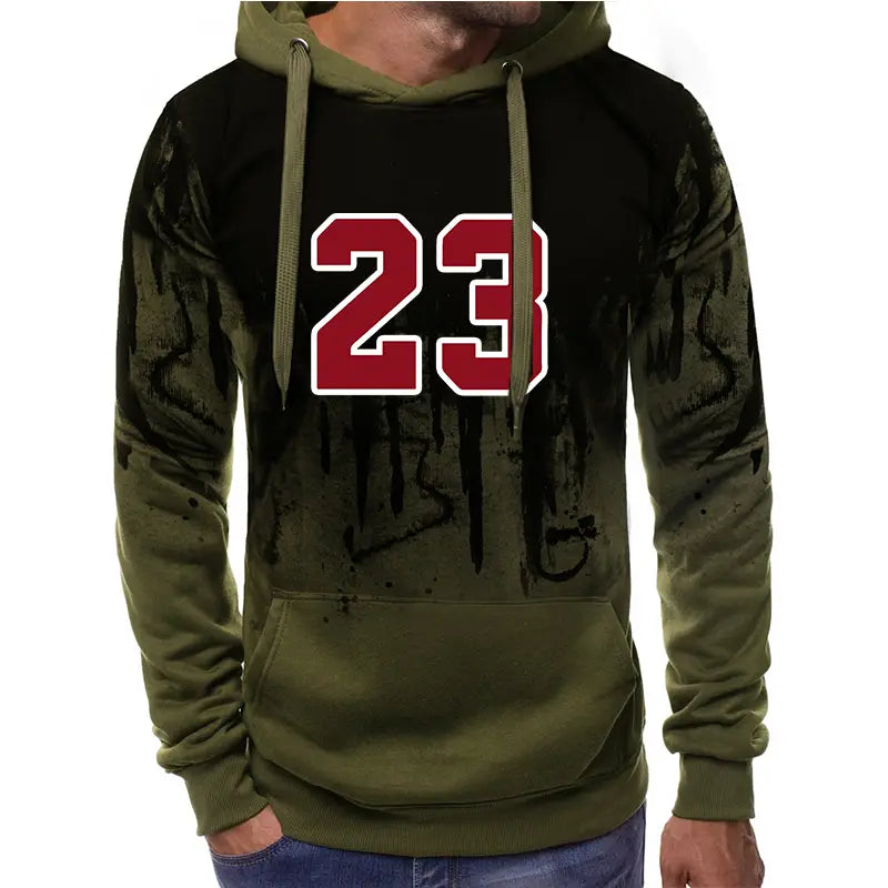 Sweat à capuche pour homme portant le numéro 23 en vert olive, avec un panneau avant noir comportant des chiffres rouges 23 audacieux et des marquages style graffiti effet vieilli.