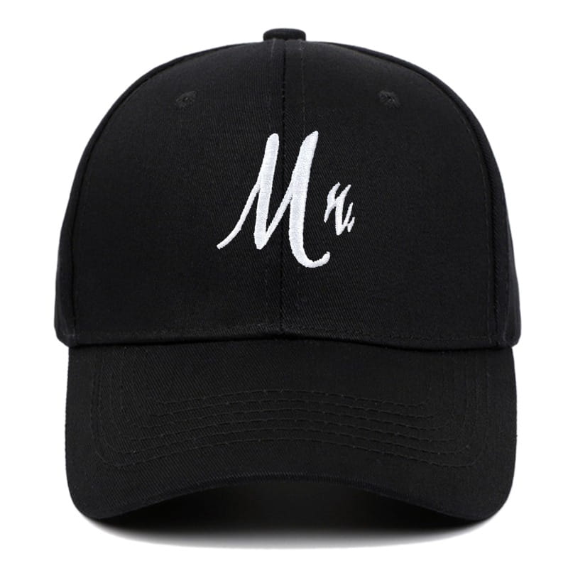 Casquette de baseball noire avec broderie blanche du script « MR » sur le devant, issue de la collection de chapeaux parentaux « Mr et Mrs » brodés.
