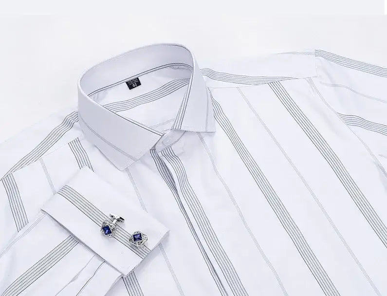 Chemise habillée à poignets français à fines rayures verticales grises et col net, avec des boutons de manchettes assortis ornés de pierres précieuses bleu profond.
