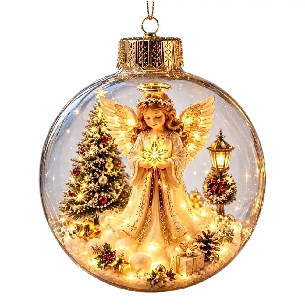 Eine engelartige Figur mit goldfarbenem Schimmer, detaillierten Flügeln und einem fließenden Gewand, umhüllt in einer klaren, leuchtenden Glas-Globus-Weihnachtskugel, gefüllt mit Miniatur-Weihnachtslichtern, Tannenzapfen und festlichen Dekorationen, gestaltet als unzerbrechliche Feiertagsdekoration.