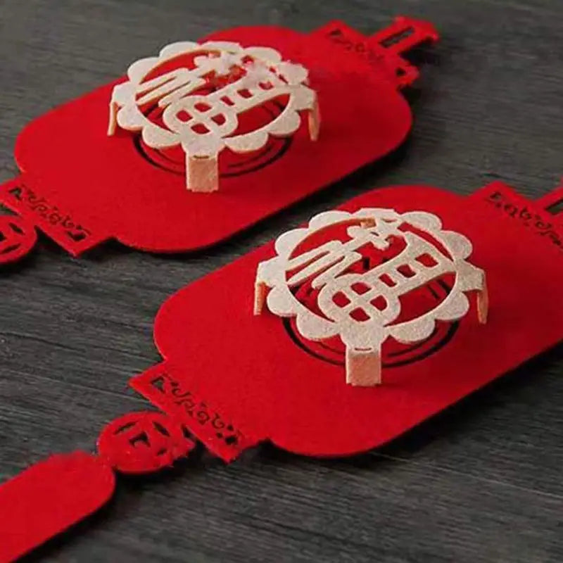 rote Filz-Laternen-Anhänger mit hellfarbigen Holz-Ausschnitt-Designs mit chinesischen Schriftzeichen für die Dekoration zum chinesischen Neujahr im Mondjahr.