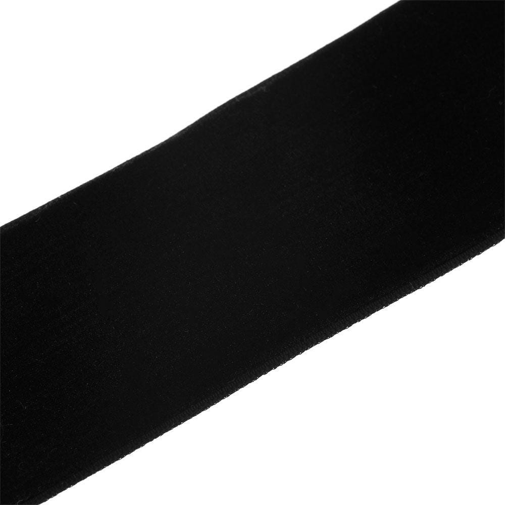Collier ras du cou en velours noir présentant un ruban souple et texturé dans le style de bijoux gothiques vintage.