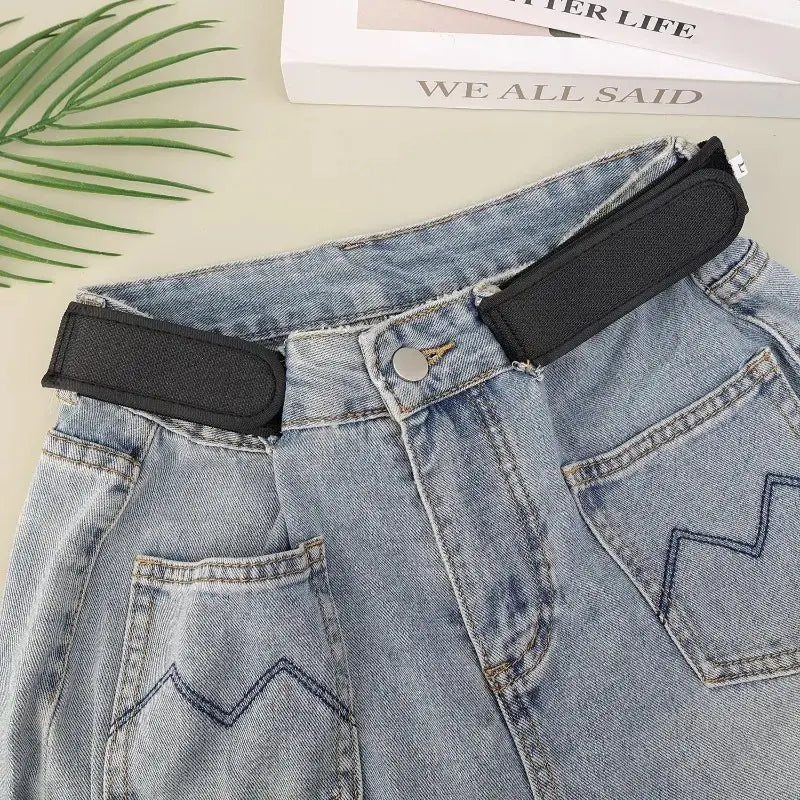 Ceinture élastique sans boucle pour homme, noire, extensible, avec taille élastique réglable, portée avec un jean en denim clair.