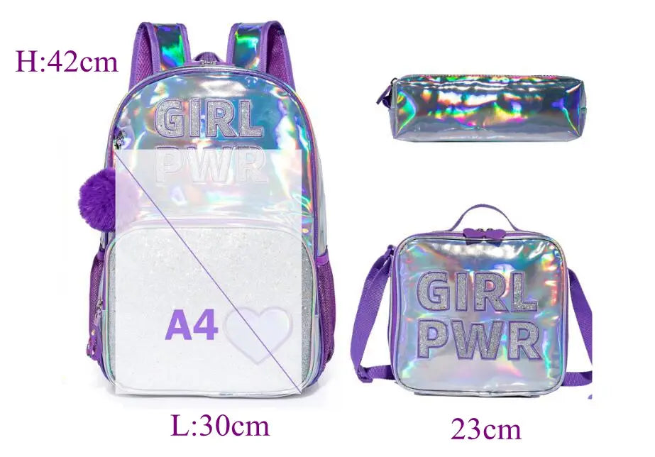 Schulrucksack für Mädchen holografisch in Lila mit Akzent aus flauschigem Pompon in einem Schulrucksack-Set für Mädchen holografisch.