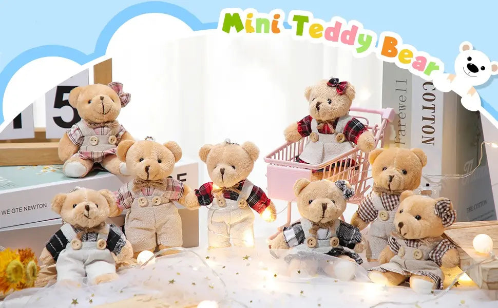 Groupe de mini oursons en peluche beige portant des chemises à carreaux et des salopettes, avec des nœuds et des chapeaux, présenté dans un coffret cadeau de baby shower mini-ours.