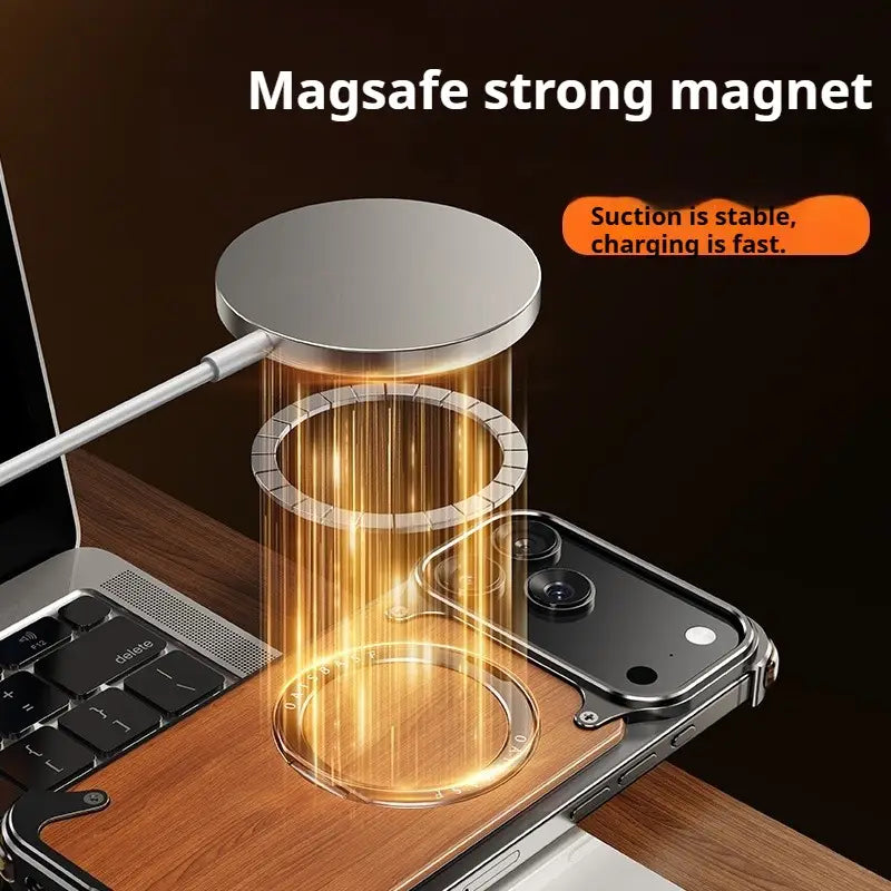 Almohadilla de cargador magnético Magsafe para teléfono plateada, con un diseño circular elegante y base cilíndrica transparente, mostrada con una funda para iPhone de madera que presenta un soporte anular giratorio de 360°