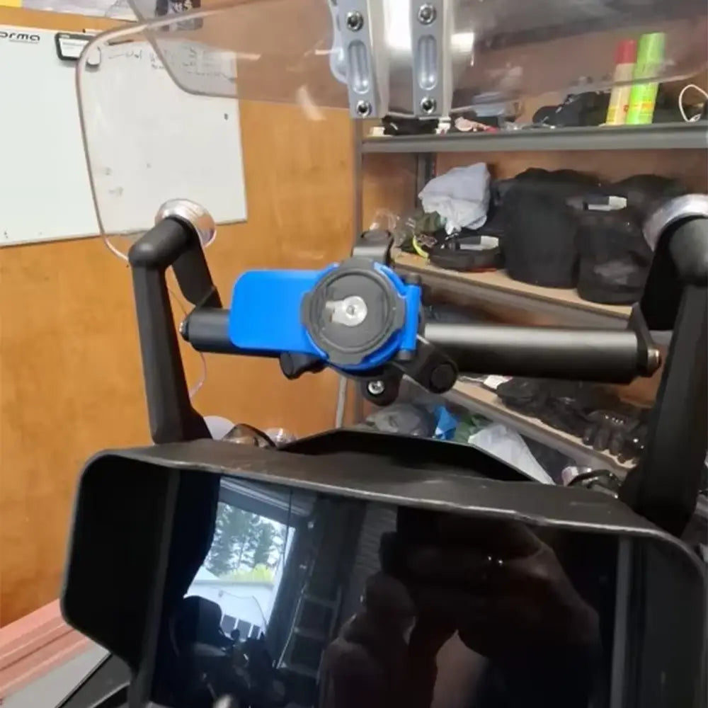GPS-Navigationshalterung Cfmoto 800mt mit blauem Kunststoffhalter und schwarzen Metallkomponenten, zur sicheren Befestigung eines Smartphones am Motorrad-Lenker.
