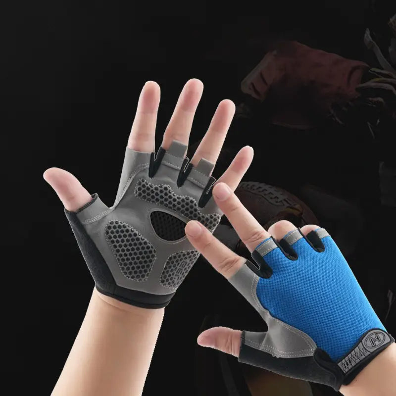 Guantes de ciclismo en color gris y azul para entrenamiento físico con media yema transpirables, mostrados por el lado trasero con diseño sin dedos, paneles de malla transpirable y áreas de agarre reforzadas.