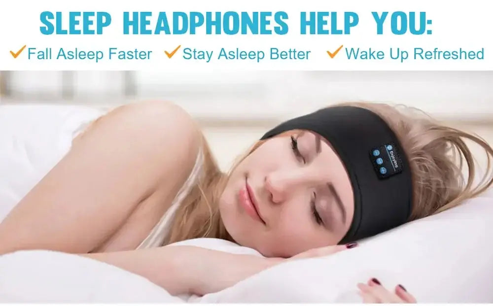 Ein schwarzes Bluetooth-Schlafstirnband kabellose Sportkopfhörer aus weichem Stoff mit Bedientasten und einem kleinen Logo, das beim Schlafen um den Kopf getragen wird.