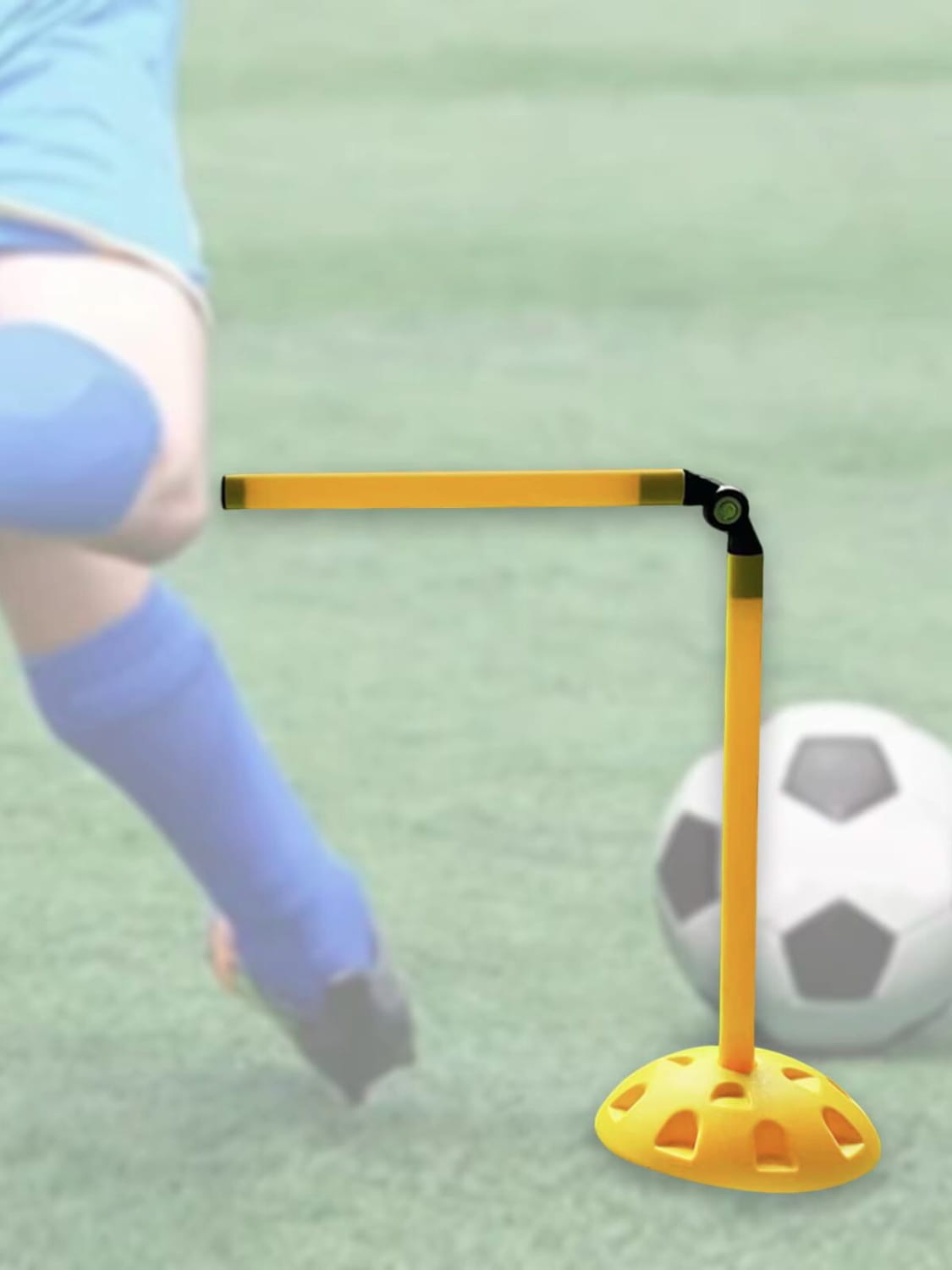 サッカーのアジリティおよびスピード練習用に設計された、黒色ジョイントと穴あきベースを備えた黄色のプラスチック製アジリティトレーニングポール