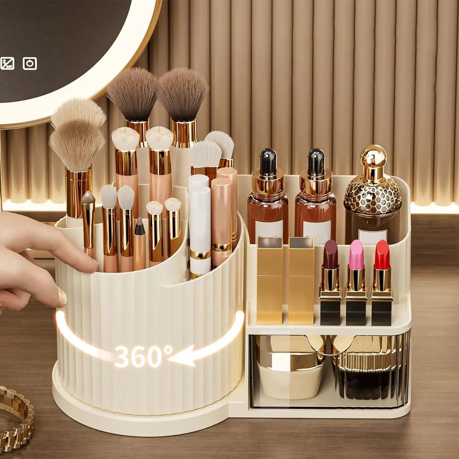 Cremefarbener gerippter Kunststoff-Make-up-Organizer mit goldfarbenen Akzenten und einem um 360 Grad drehbaren Sockel, konzipiert als Make-up-Organizer mit großem Fassungsvermögen.