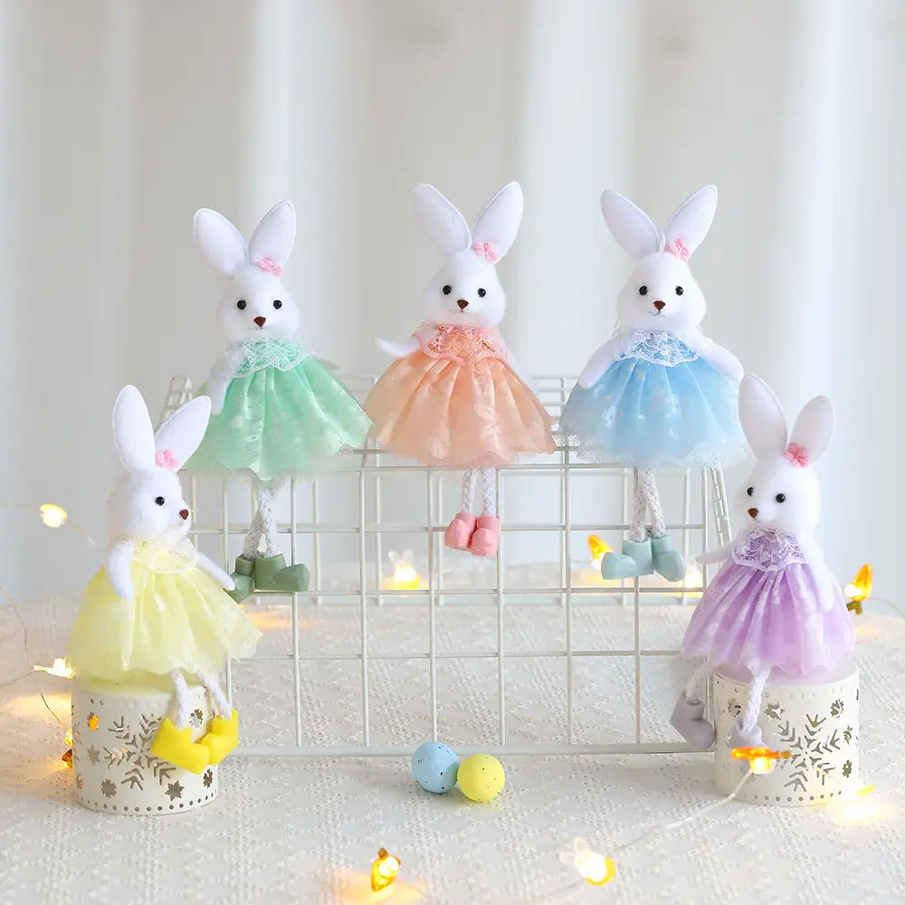 Fünf weiße Plüsch-Osterhasen, gekleidet in Pastellfarbene Tüllkleider mit Spitzensaum und rosa Schleifen, Teil des Oster-Feen- und Osterhasen-Anhängesets.