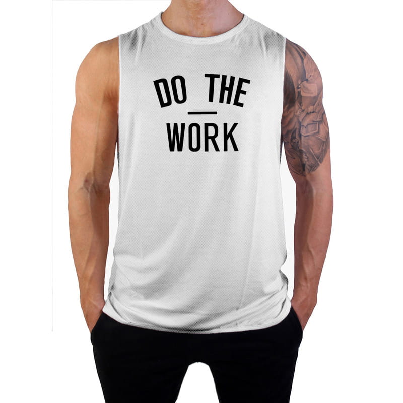 Débardeur de sport blanc sans manches pour homme, avec le texte « do the work » noir, débardeur-gilet de fitness à séchage rapide, conçu pour optimiser les performances pendant l’entraînement.